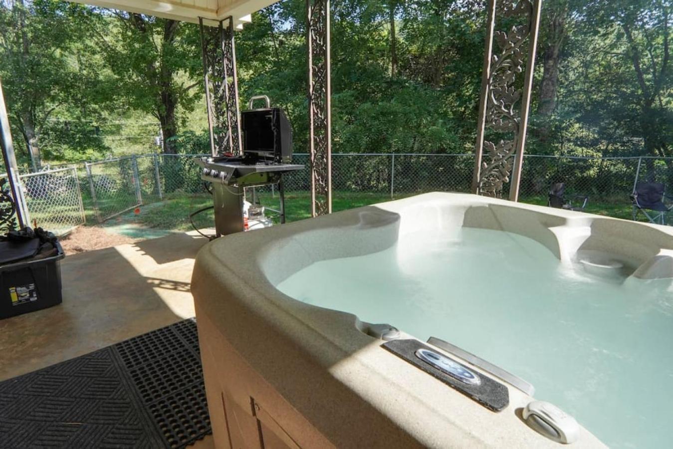 Trail-Ready Retreat Near Waterfalls W/ Hot Tub Villa Brevard Buitenkant foto